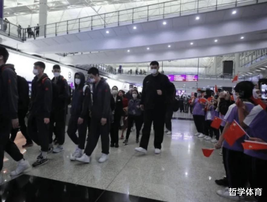 男篮抵达香港！很多球迷热情接机，姚明与中国队做出了温馨举动(6)