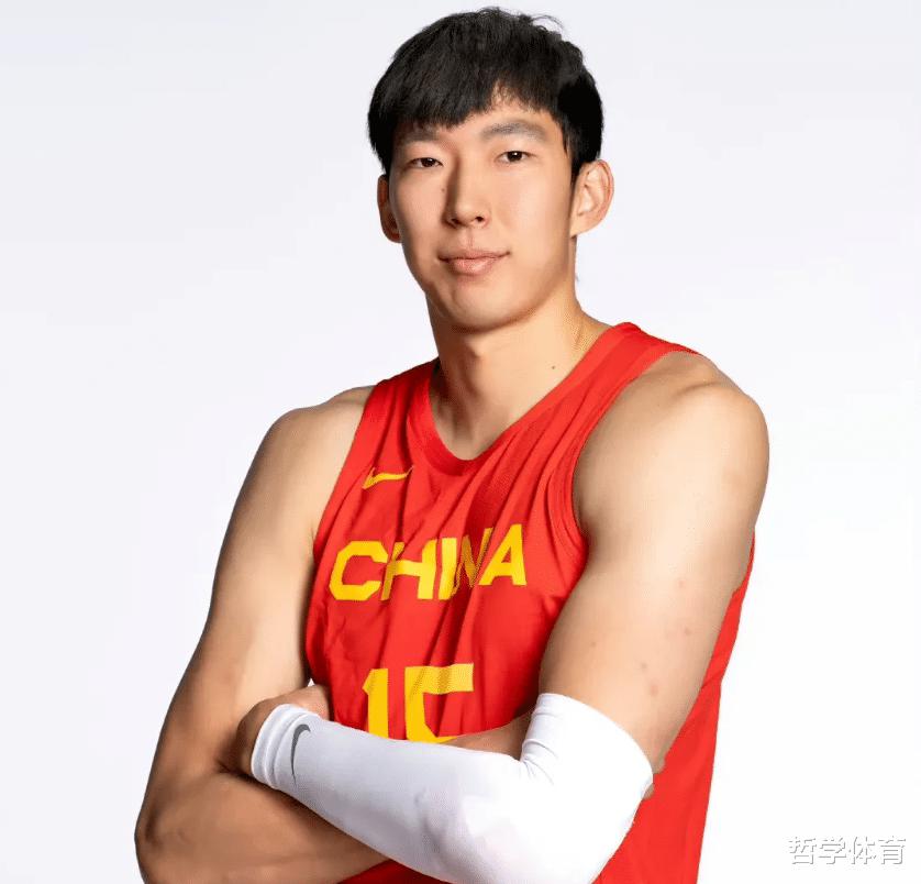 世预赛！中国男篮定妆照出炉，周琦明显壮了，张镇麟改变了形象(2)