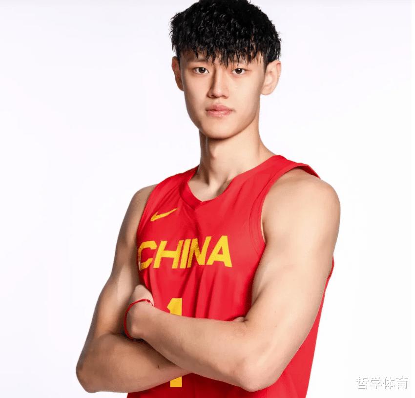 世预赛！中国男篮定妆照出炉，周琦明显壮了，张镇麟改变了形象(3)
