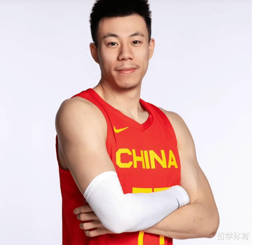 世预赛！中国男篮定妆照出炉，周琦明显壮了，张镇麟改变了形象(4)