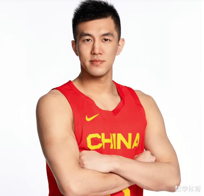 世预赛！中国男篮定妆照出炉，周琦明显壮了，张镇麟改变了形象(5)
