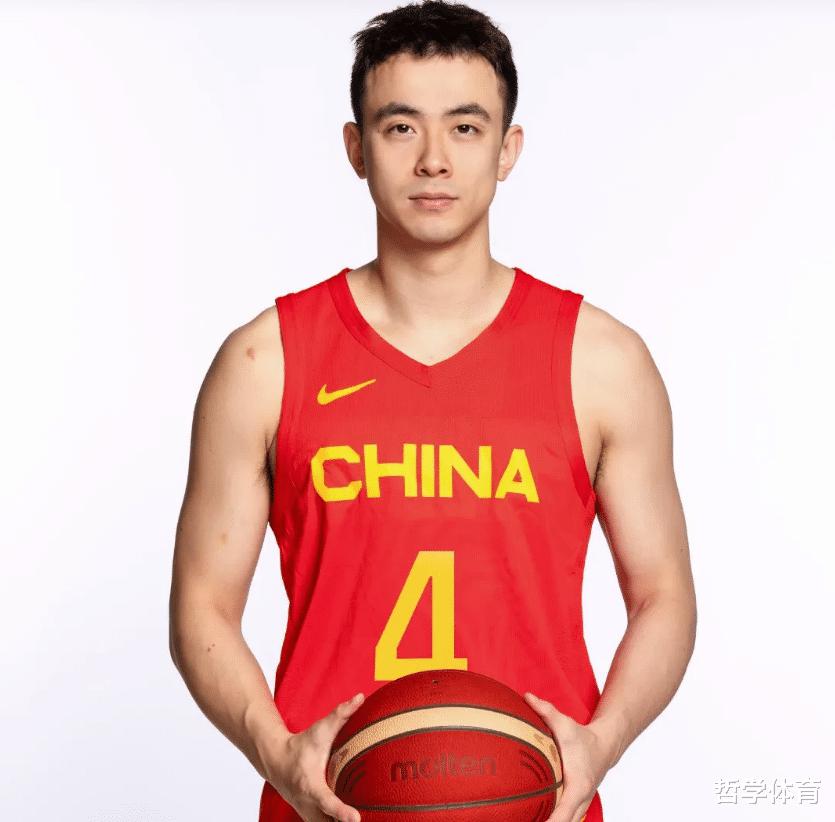 世预赛！中国男篮定妆照出炉，周琦明显壮了，张镇麟改变了形象(6)