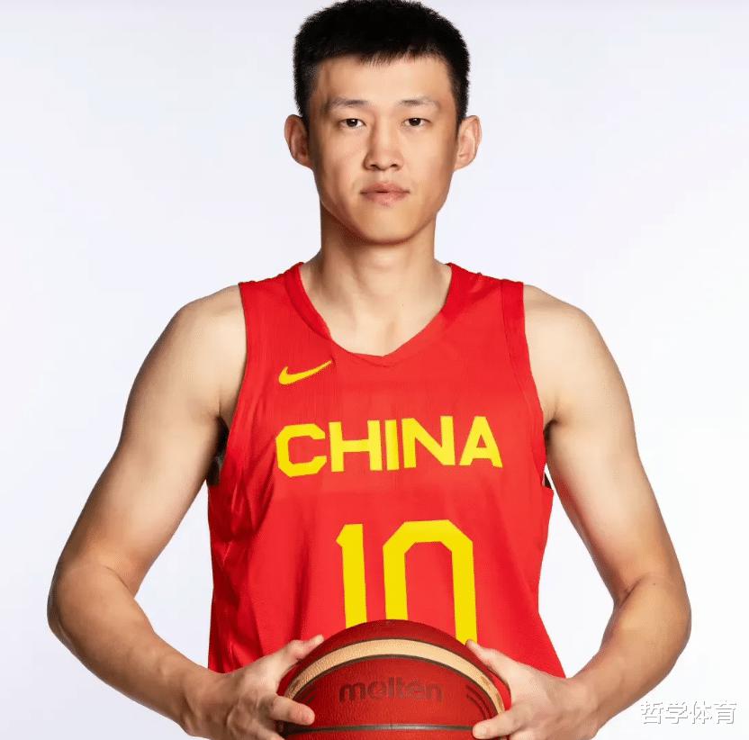世预赛！中国男篮定妆照出炉，周琦明显壮了，张镇麟改变了形象(7)