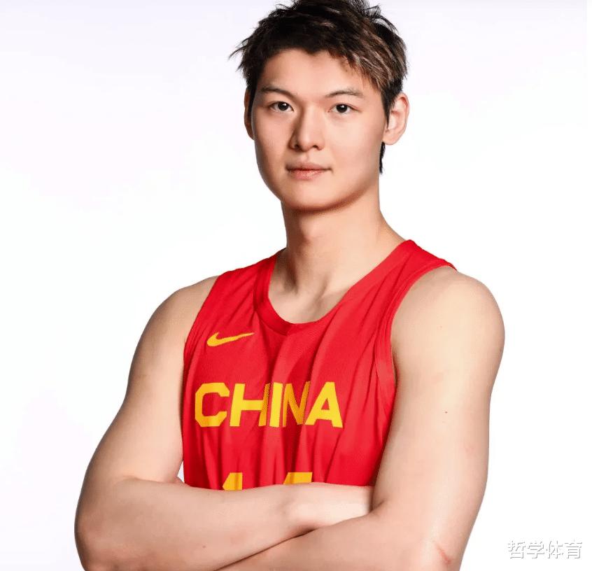 世预赛！中国男篮定妆照出炉，周琦明显壮了，张镇麟改变了形象(8)