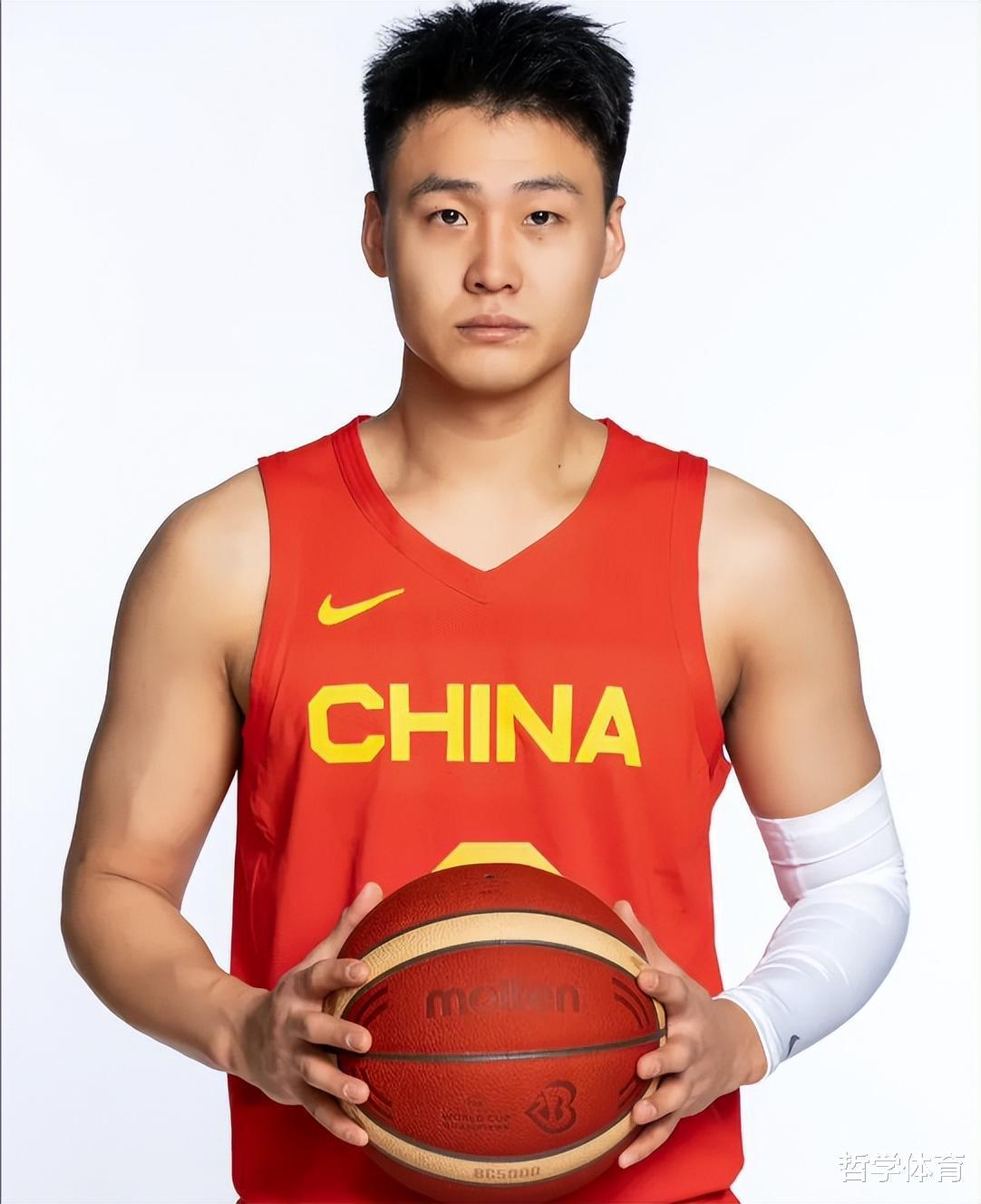世预赛！中国男篮定妆照出炉，周琦明显壮了，张镇麟改变了形象(9)