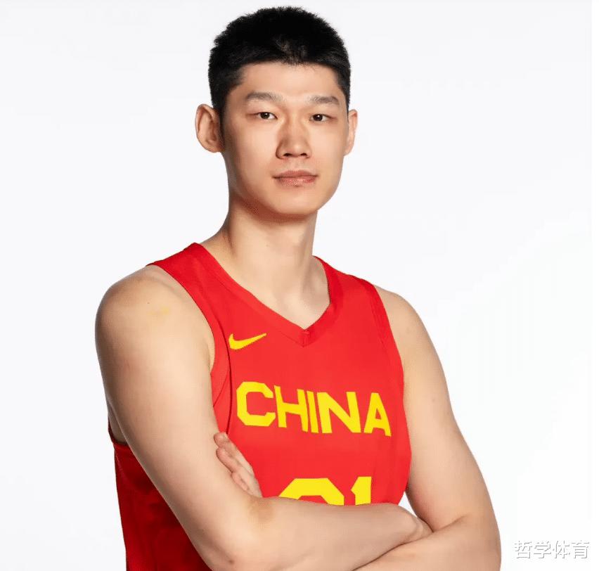 世预赛！中国男篮定妆照出炉，周琦明显壮了，张镇麟改变了形象(10)