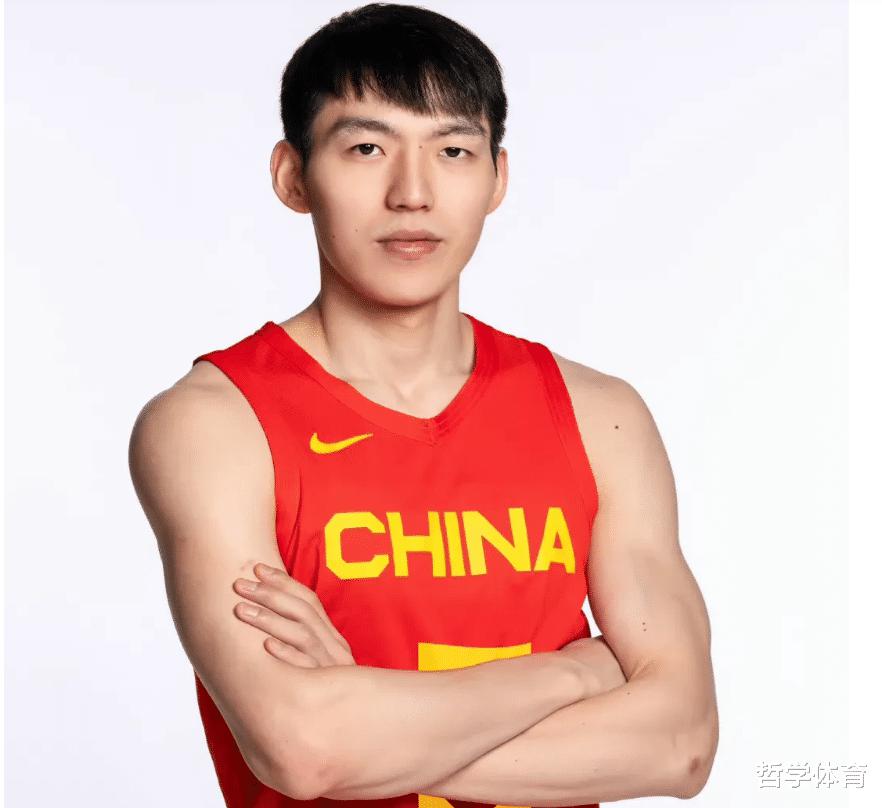 世预赛！中国男篮定妆照出炉，周琦明显壮了，张镇麟改变了形象(11)