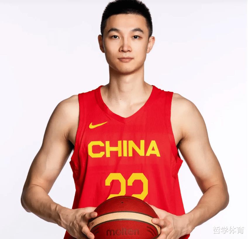 世预赛！中国男篮定妆照出炉，周琦明显壮了，张镇麟改变了形象(12)