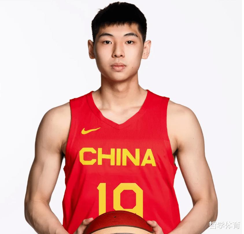 世预赛！中国男篮定妆照出炉，周琦明显壮了，张镇麟改变了形象(13)