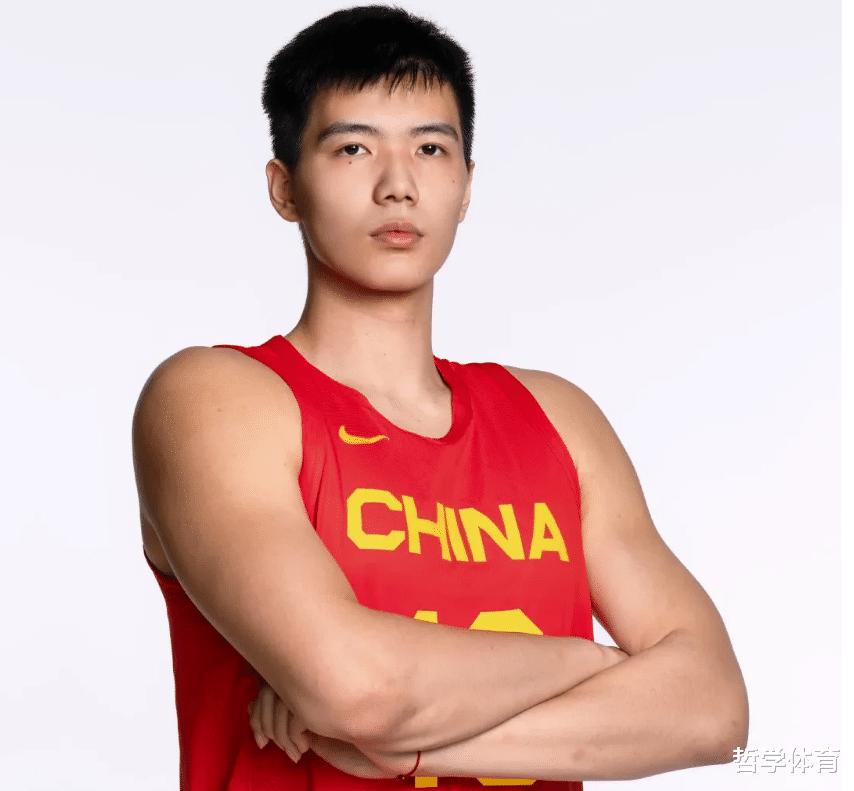 世预赛！中国男篮定妆照出炉，周琦明显壮了，张镇麟改变了形象(14)