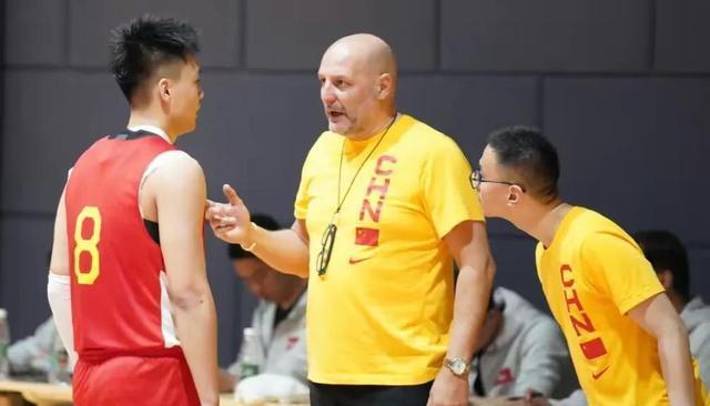 北京时间2月22日，中国男篮回馈香港球迷，将要来一场直播训练，中国篮协消息，国家(2)