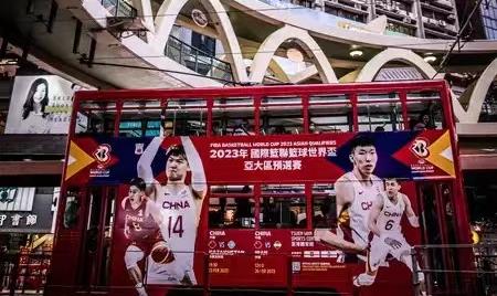 公交站牌、建筑外墙均展现男篮元素，这一次香港方面给足了排面(2)