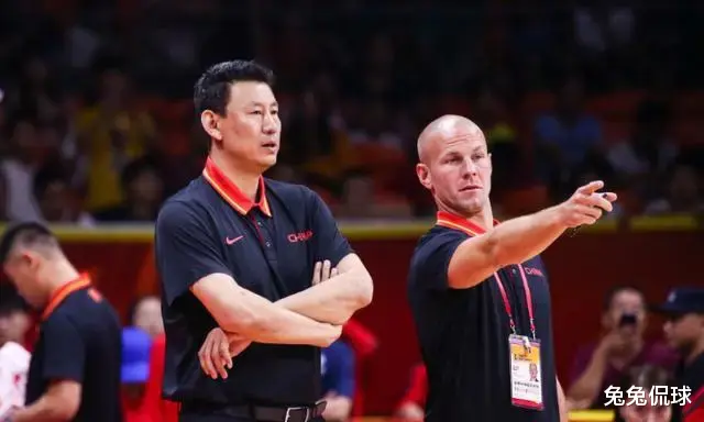 越来越觉得中国男篮现在的中方教练组这个奇葩设置完全就是一个摆设！(1)