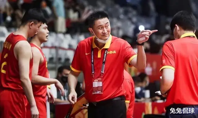 越来越觉得中国男篮现在的中方教练组这个奇葩设置完全就是一个摆设！(2)