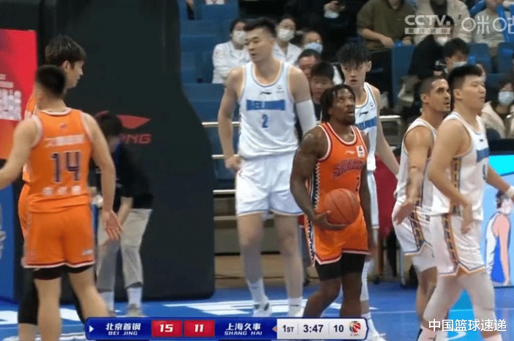 上海男篮吊打北京首钢，半场领先19分，王哲林13+13打爆对手内线(3)