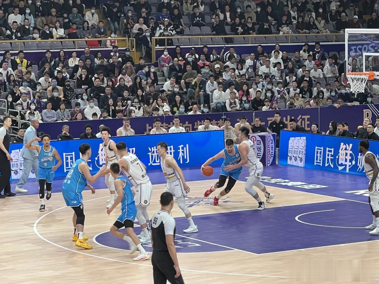 驻华大使伯恩斯说，篮球赛在中国“真是盛世”，这话没错，这些年来，中国篮球越来越大(1)