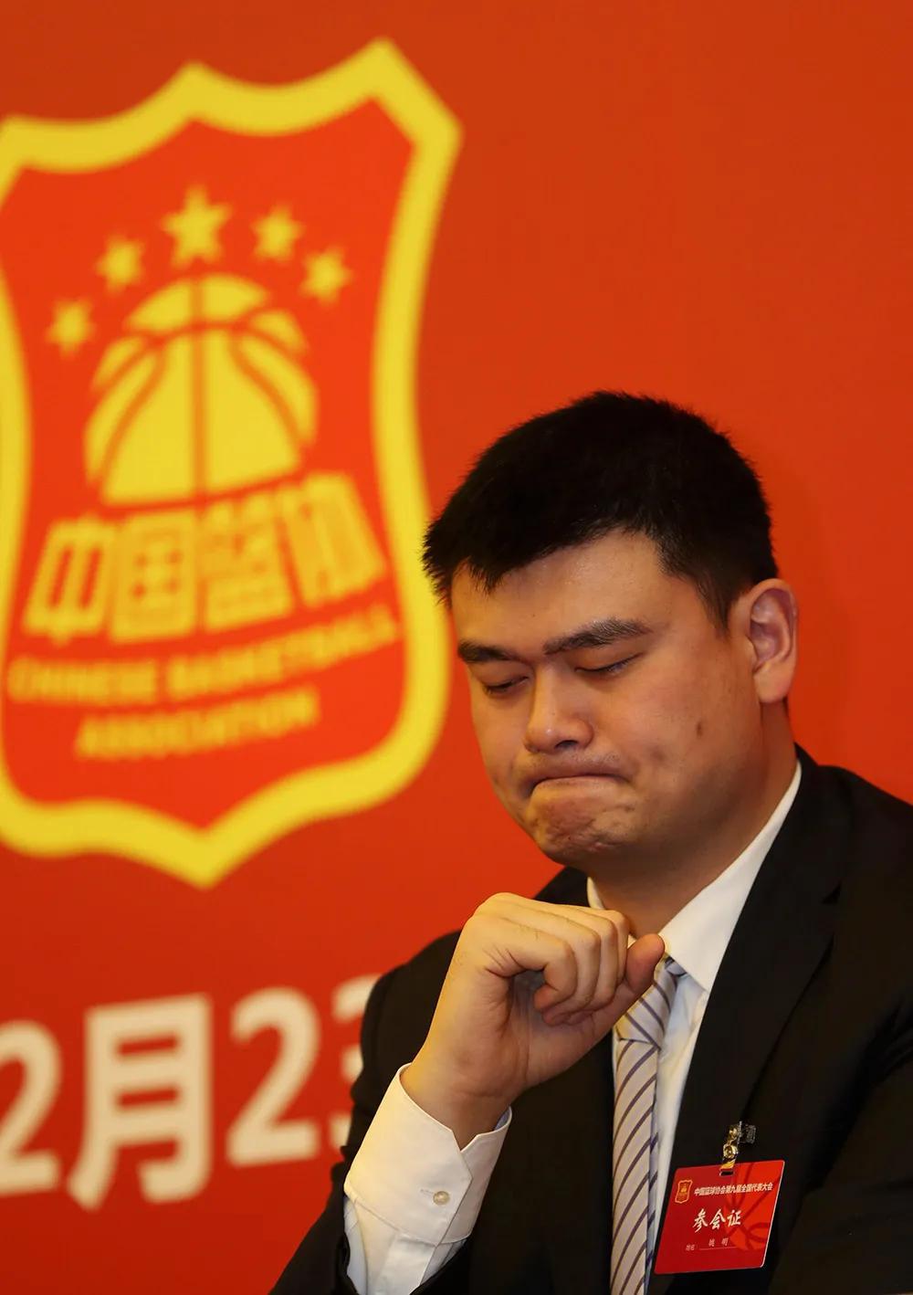 争议！CBA颁奖现重大低级错误，球迷怒斥：太业余了，这就是中国职业篮球联赛？

(2)