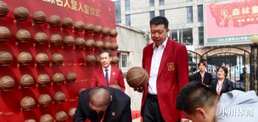 继承！中国篮球名人堂的入堂仪式上，球鞋引起了热烈的讨论。郭艾伦：向你的前辈们致敬(5)