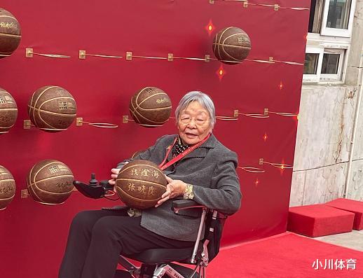 继承！中国篮球名人堂的入堂仪式上，球鞋引起了热烈的讨论。郭艾伦：向你的前辈们致敬(6)