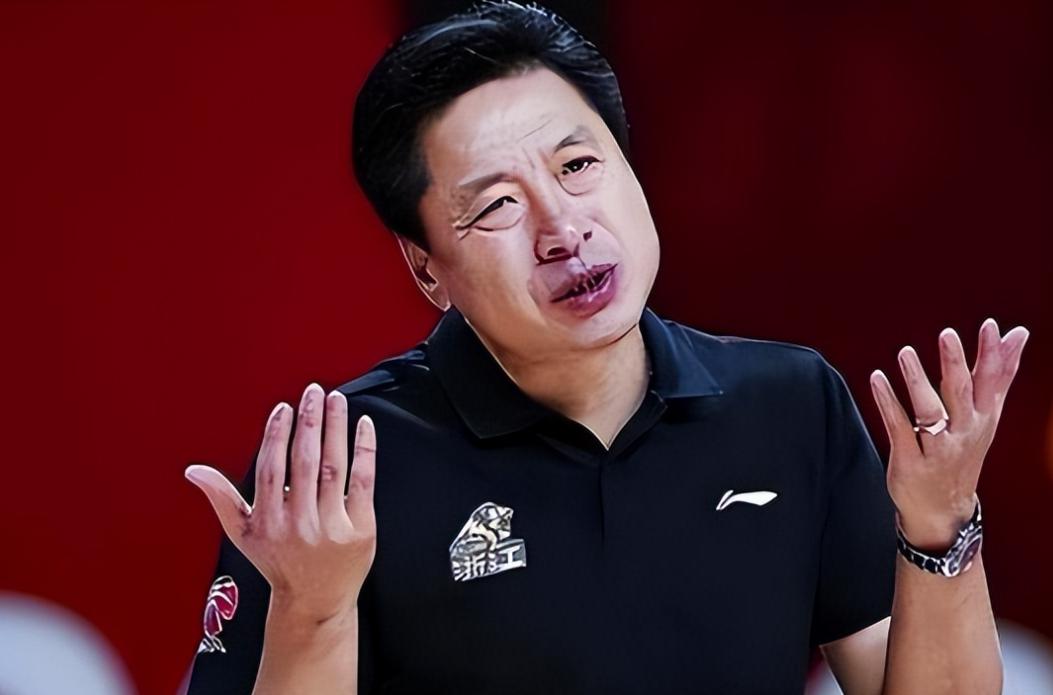 奇葩教练再出新招，上海核心伪装受伤，或将受到篮协严惩(4)
