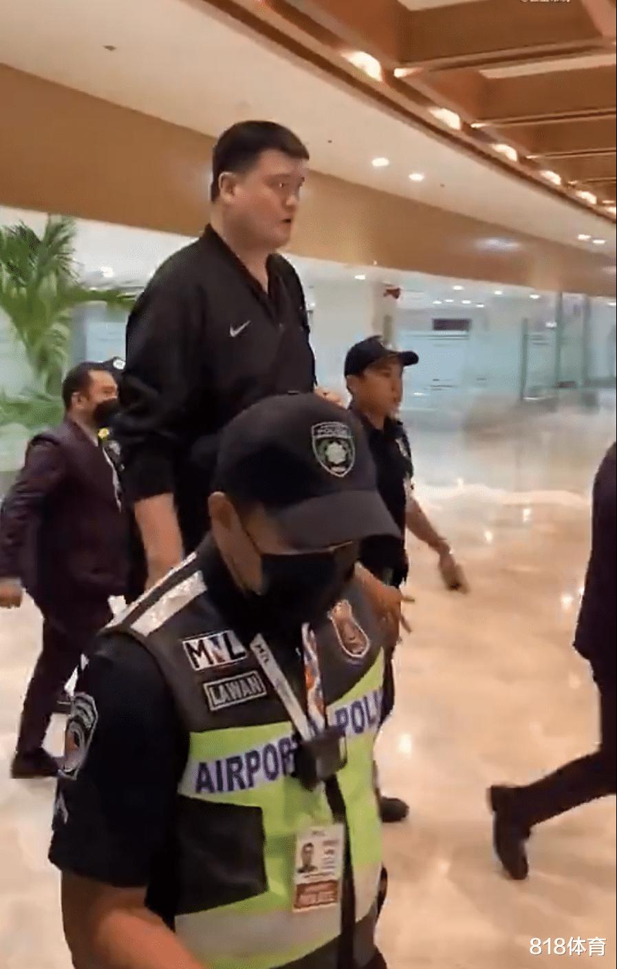 排面! 姚明抵达马尼拉出席世界杯抽签, 10名警察护驾扫地大妈掏手机拍照(5)