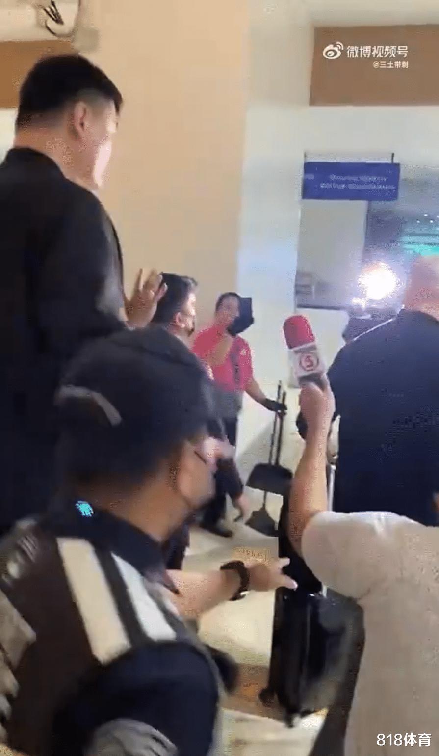 排面! 姚明抵达马尼拉出席世界杯抽签, 10名警察护驾扫地大妈掏手机拍照(6)