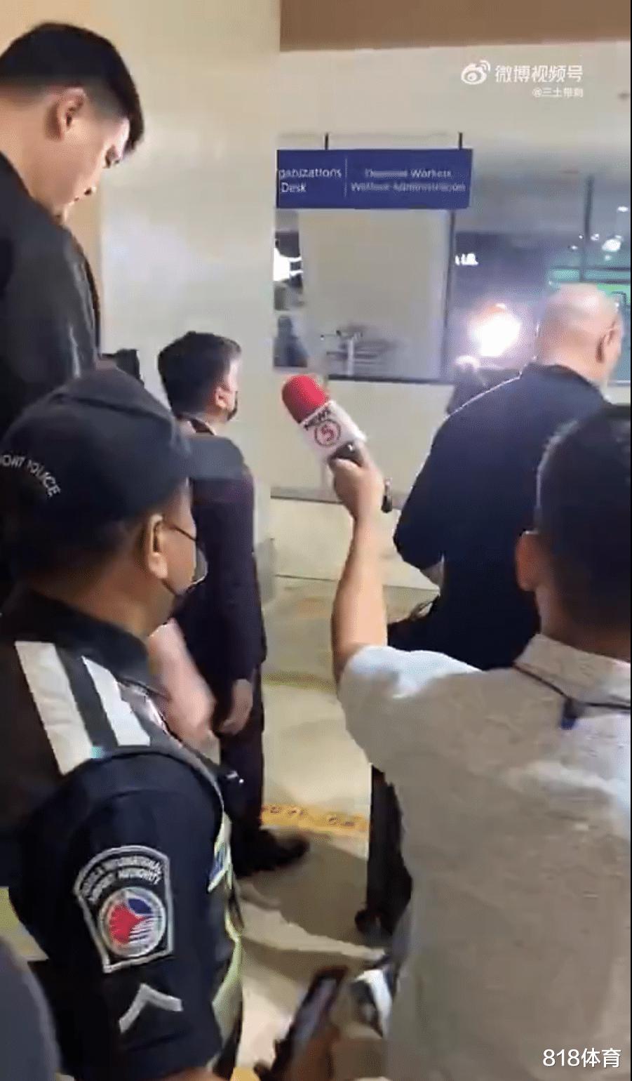 排面! 姚明抵达马尼拉出席世界杯抽签, 10名警察护驾扫地大妈掏手机拍照(7)