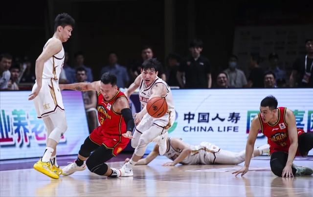 还原深圳男篮28秒4次犯规！CBA季后赛再次陷入争议这次是裁判判罚(5)