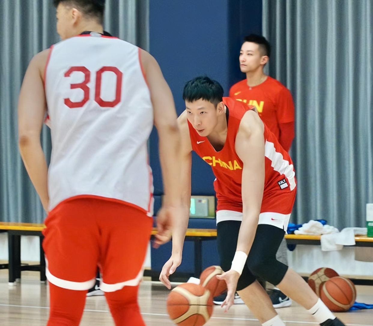 中国男篮热身赛：首发五虎基本确定，二老带三新，翻版赵继伟首秀(2)