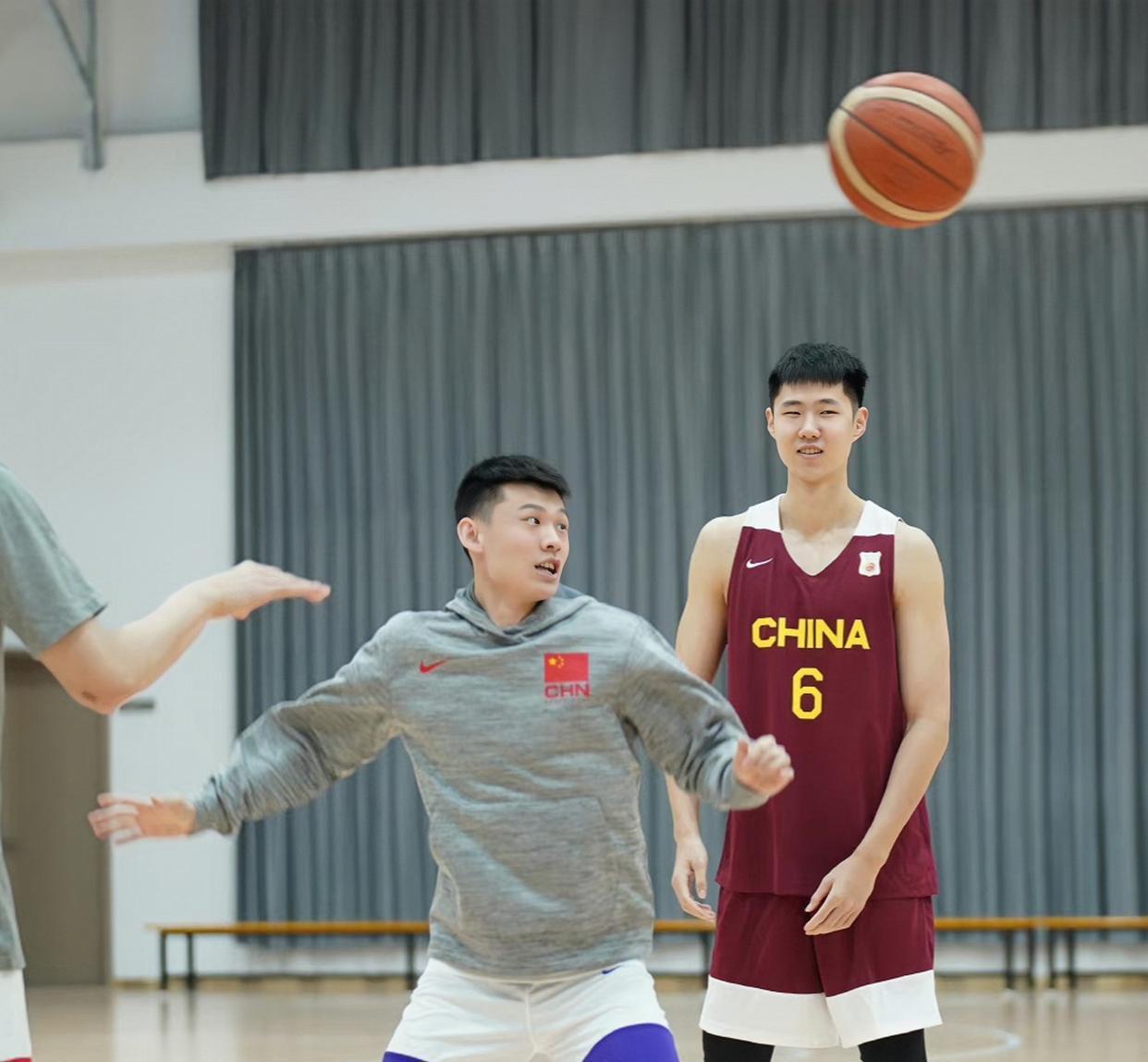 中国男篮热身赛：首发五虎基本确定，二老带三新，翻版赵继伟首秀(4)