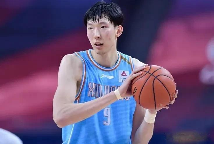 虽然新疆男篮已经获得中国篮协取消处罚的认定，但周琦与球队之间的合同纠纷，令他的未(3)