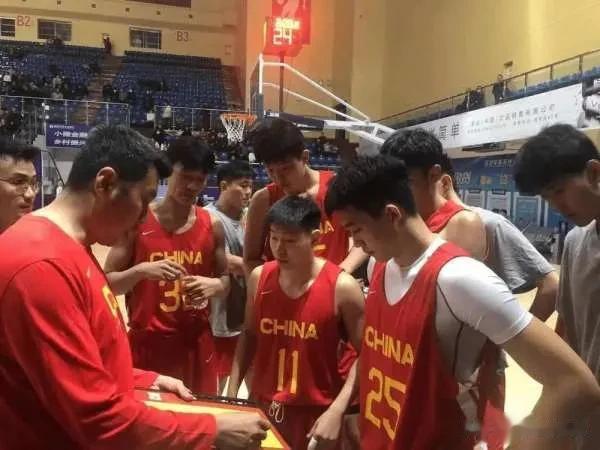 给力！U19中国男篮力克欧洲劲旅

6月13日晚，正在欧洲拉练的中国男篮U19青(1)