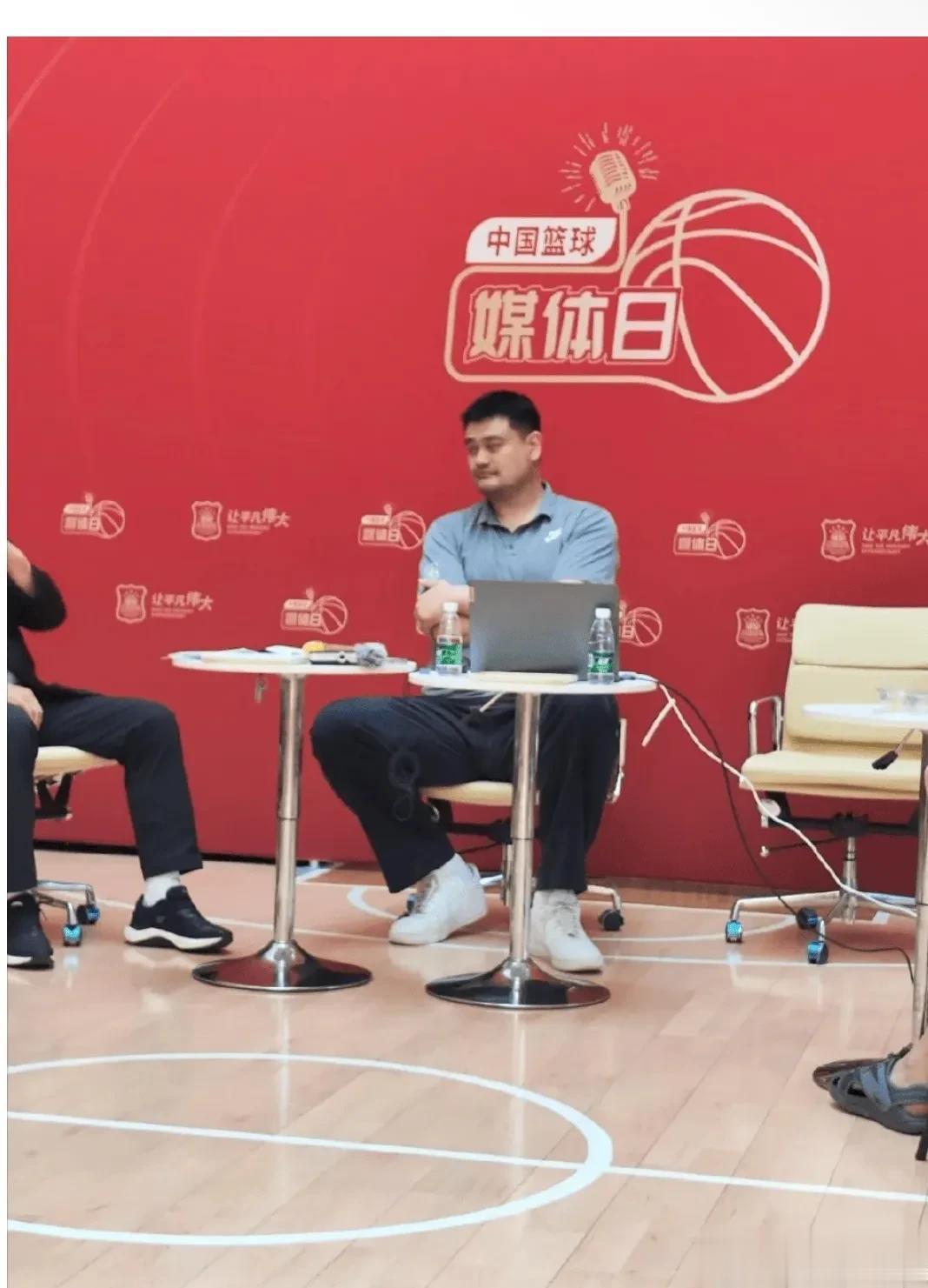 据篮球媒体人吴頔社媒消息，出席中国篮球媒体日的中国篮协主席姚明谈及凯尔-安德森归(1)