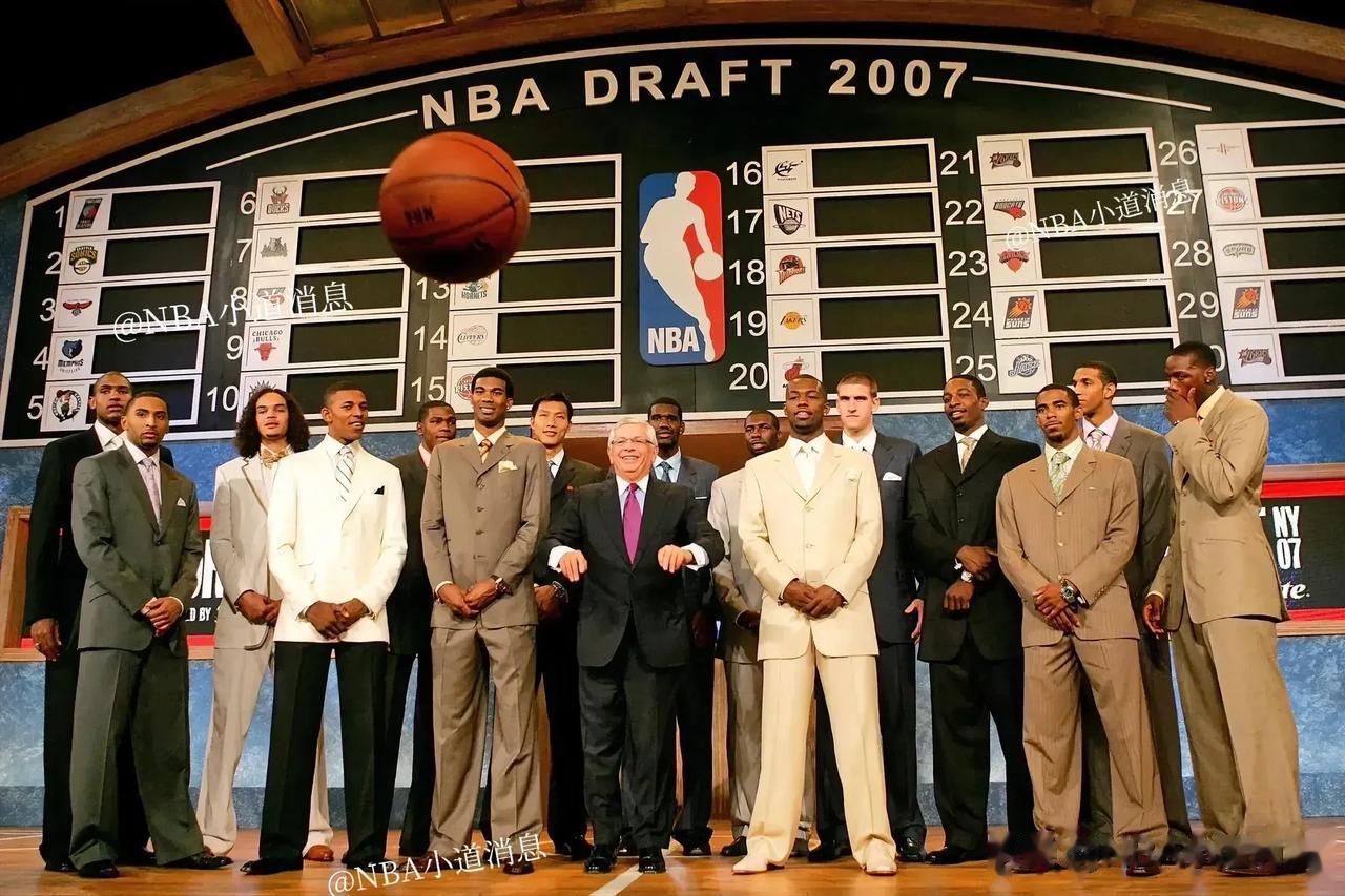 16年前的今天，2007年NBA选秀大会举行。
估计大家也就记得这些名字了吧：
(1)