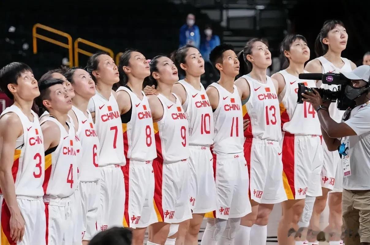 首先，决赛中的中国女篮必须解决防守日本队外线三分球的防守问题，同时加强内线和外线(1)
