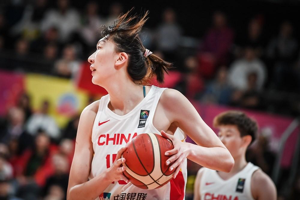 半场26比35落后，中国女篮上半场最后一次得分是还剩7分37秒的时候，后面直接被(3)