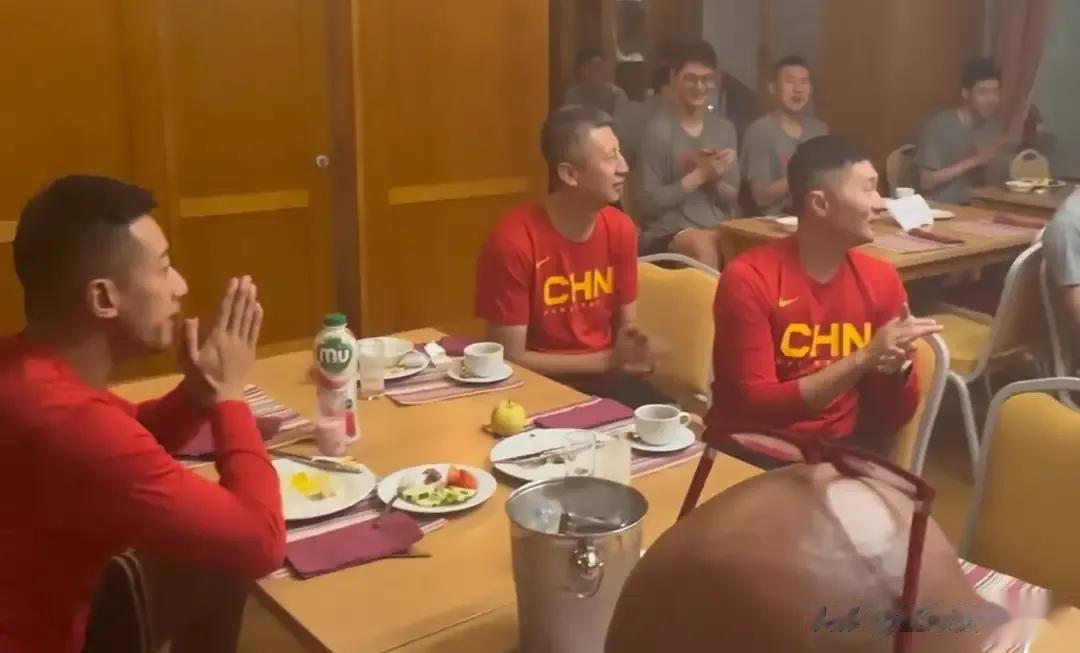 中国男篮在斯洛文尼亚拉练，正赶上教练郭士强的生日，团队一起为其庆生，按规矩，年龄(1)