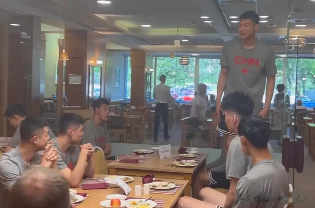 中国男篮在斯洛文尼亚拉练，正赶上教练郭士强的生日，团队一起为其庆生，按规矩，年龄(3)