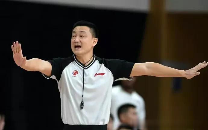 广东男篮新助教魏国梁在再就业，CBA还是得靠人脉，他曾因作弊被FIBA取消执吹资(1)