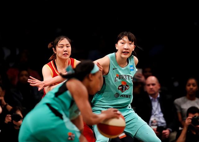 李梦韩旭在WNBA年薪6.2万美金，远低于国内，为何要去美国打球？(3)