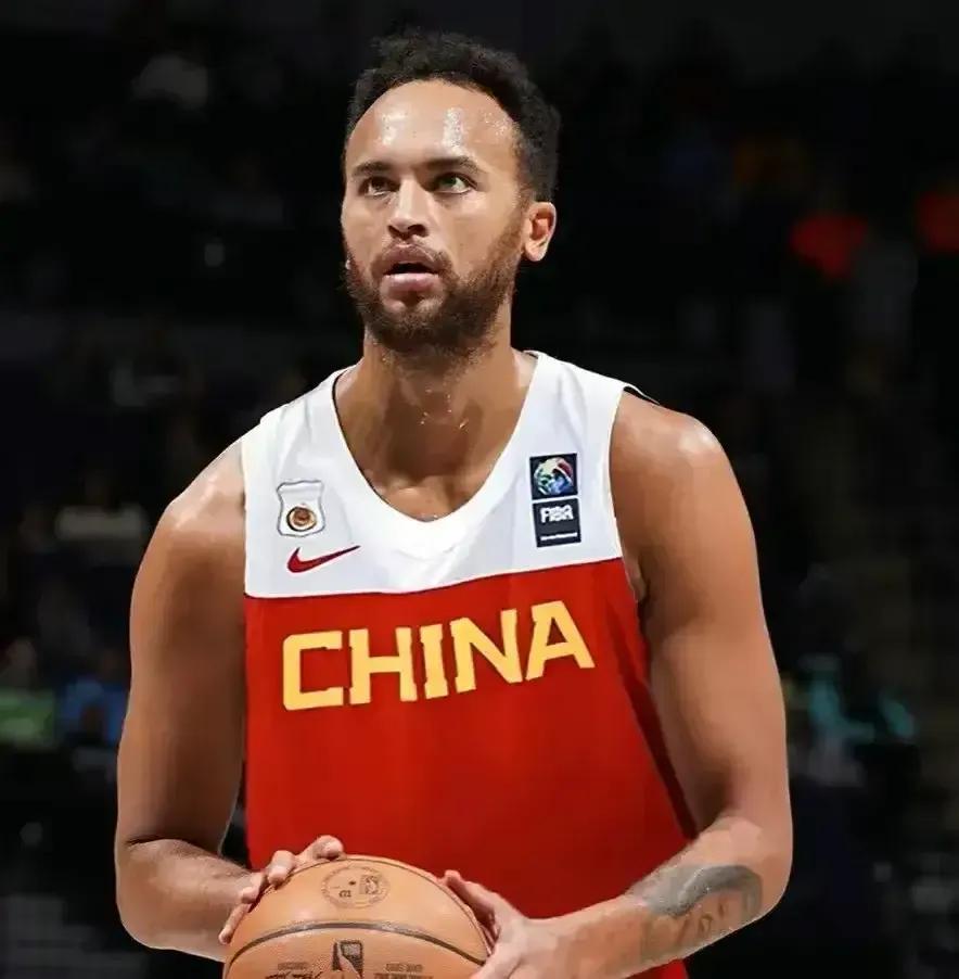 中国男篮首位归化球员李凯尔，8月20日代表中国首秀。他正式以李凯尔的身份代表中国(1)