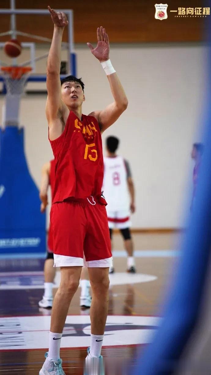 中国男篮欧洲拉练18人汗流浃背！
男篮世界杯日益临近，
这是中国男篮近四年的大考(1)
