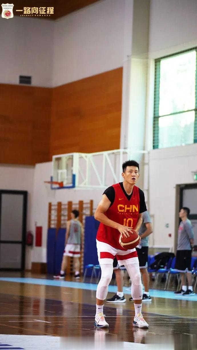 中国男篮欧洲拉练18人汗流浃背！
男篮世界杯日益临近，
这是中国男篮近四年的大考(4)