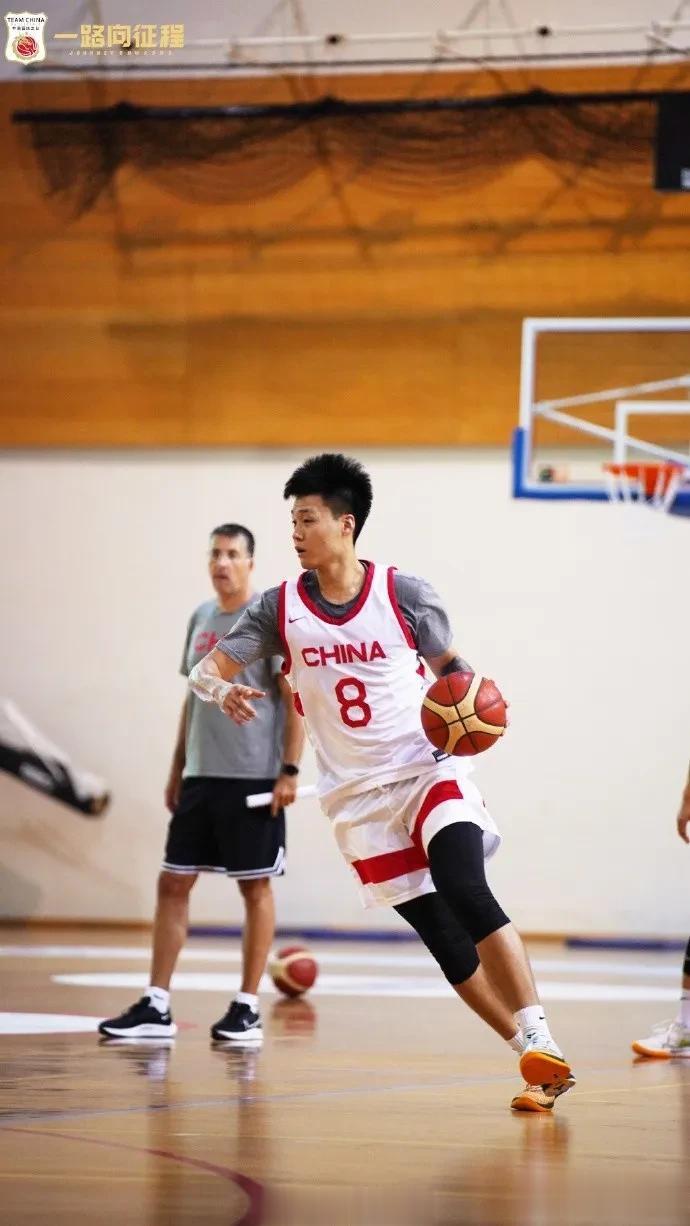 中国男篮欧洲拉练18人汗流浃背！
男篮世界杯日益临近，
这是中国男篮近四年的大考(5)