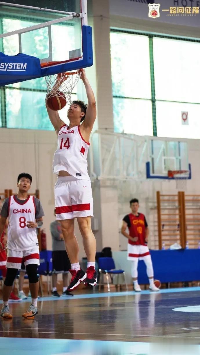 中国男篮欧洲拉练18人汗流浃背！
男篮世界杯日益临近，
这是中国男篮近四年的大考(7)