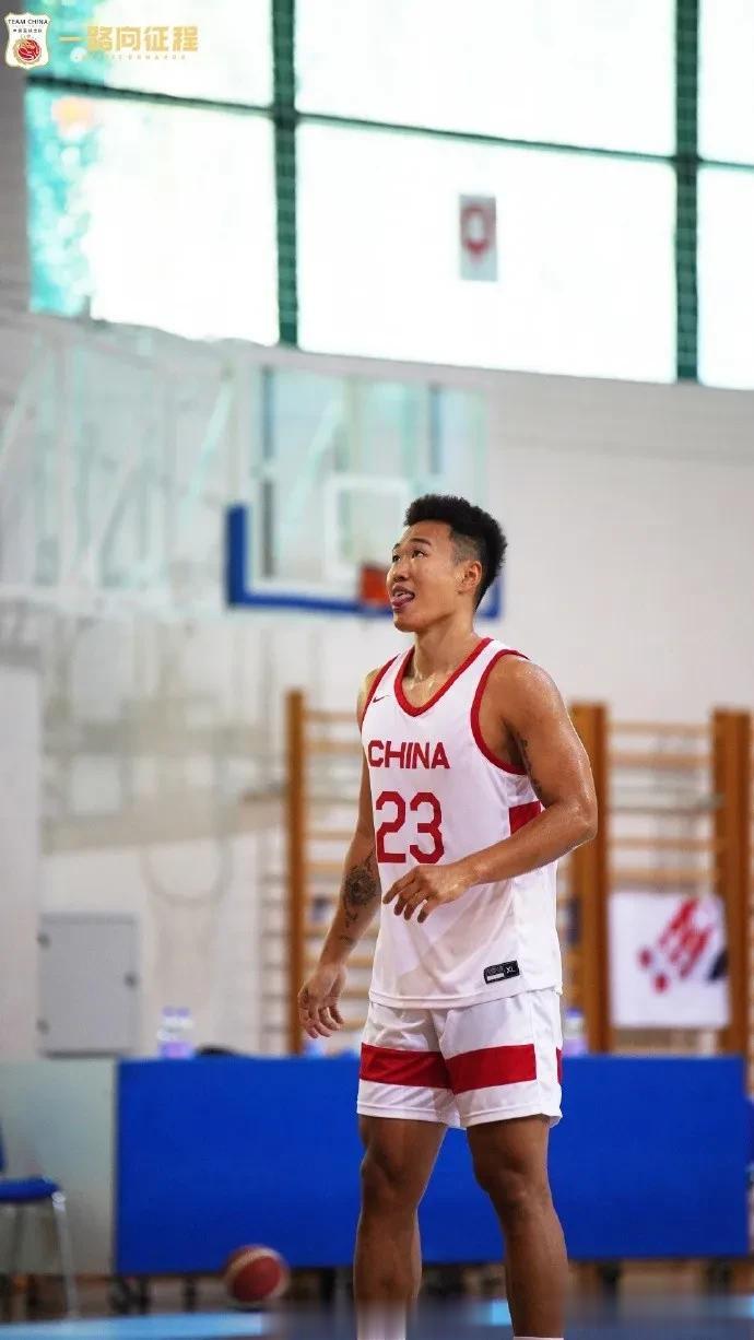 中国男篮欧洲拉练18人汗流浃背！
男篮世界杯日益临近，
这是中国男篮近四年的大考(12)