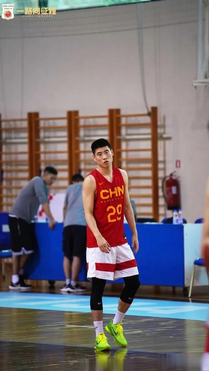 中国男篮欧洲拉练18人汗流浃背！
男篮世界杯日益临近，
这是中国男篮近四年的大考(15)