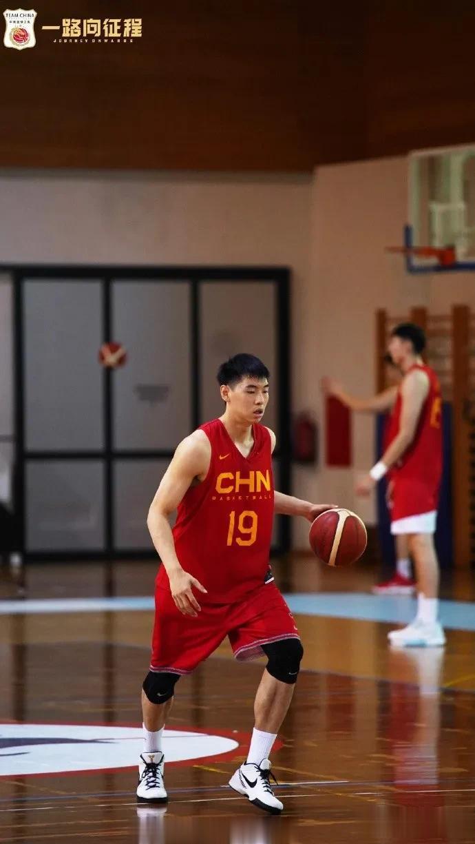 中国男篮欧洲拉练18人汗流浃背！
男篮世界杯日益临近，
这是中国男篮近四年的大考(16)