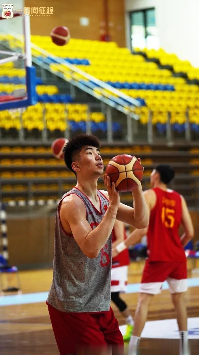 中国男篮欧洲拉练18人汗流浃背！
男篮世界杯日益临近，
这是中国男篮近四年的大考(17)