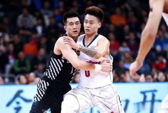 正在欧洲拉练的中国男篮，看似豪华的后卫群，却被克罗地亚男篮击得粉碎，毫无还手之力(6)